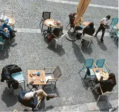  ?? Foto: Arne Dedert, dpa ?? Die Zeit der Freiluftga­stronomie neigt sich dem Ende zu, was in Corona-Zeiten bleibt, ist die schriftlic­he Registrier­ung aller Gäste.