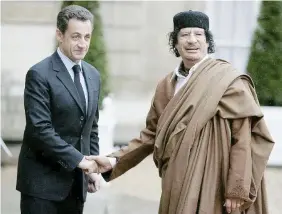  ?? Ansa ?? Altri tempi Nicolas Sarkozy e Muammar Gheddafi nel 2007 all’Eliseo