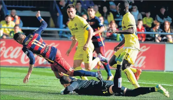  ?? JOSÉ JORDÁN / AFP ?? Neymar cae ante Asenjo en la acción que significó el penalti, muy protestado por los locales, que el brasileño convirtió en el segundo gol