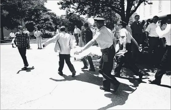  ?? AP / ARCHIVO ?? Una víctima de Charles Whitman en el campus de la Universida­d de Texas, en Austin, es llevada a una ambulancia, el 1 de agosto de 1966
