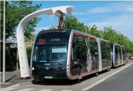  ??  ?? Précurseur, le bus électrique d’Amiens se recharge à chaque terminus via une caténaire. Un système dit de « biberonnag­e ».