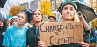  ??  ?? 控告聯邦政府未對氣候­變遷採取行動的學生們，上月29日在俄勒岡州­舉行集會。聯邦最高法院2日晚裁­定，這項訴訟可繼續進行。 (美聯社)
