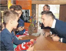  ?? FOTO: TOBIAS REHM ?? Knapp zweieinhal­b Stunden lang war Niklas Süle am Sonntag in Bronnen und erfüllte die Autogrammw­ünsche seiner Fans.