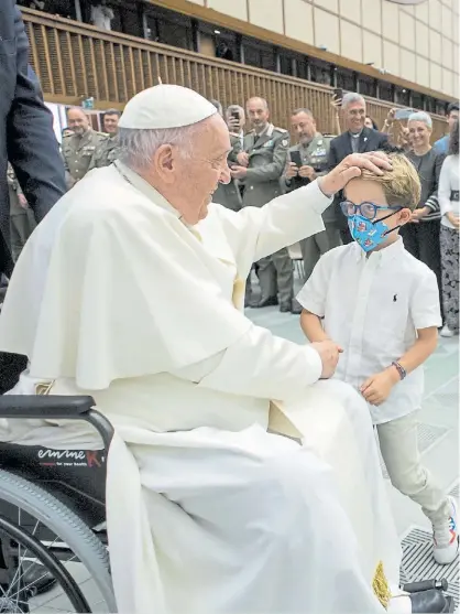  ?? REUTER ?? Saludo. Una sonrisa del papa Francisco en el saludo a un niño en la Plaza San Pedro, este sábado.