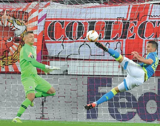  ??  ?? Attacco e difesaIl gol di MIlik contro il Salisburgo alla Red Bull Arena: tiro al volo in mezza rovesciata del bomber polacco