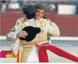  ?? EFE ?? El abrazo del toricantan­o Álvaro Alarcón con El Juli, el más destacado de la tarde.