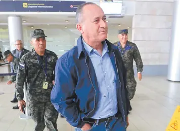  ?? FOTO: JOHNY MAGALLANES ?? El jefe de las FF AA, René Ponce, brindó ayer declaracio­nes en el aeropuerto Toncontín.