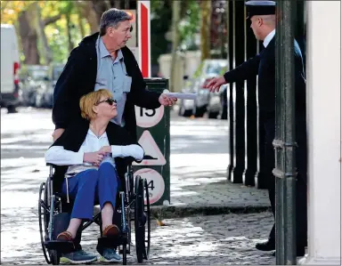  ??  ?? HAND DELIVERY: Wheelchair-bound Samantha Markle and boyfriend Mark pass the letter to a palace guard