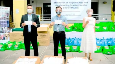  ?? PHOTOGRAPH COURTESY OF P&G ?? P&G Philippine­s, represente­d by its president and general manager, Raffy Fajardo (left), turned over 100,000 medical-grade masks to Mayor Francisco “Isko Moreno” Domagoso (middle) and Vice- Mayor Dr. Maria Sheilah “Honey” Lacuna-Pangan for the city’s front liners.