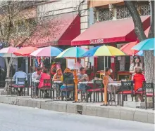  ??  ?? Los restaurant­es podrán tener más comensales
El Sol de México