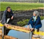  ?? Foto: Katrin Kretzmann ?? Landrat Peter von der Grün und Ulrike Lorenz setzen mit dem Anstaubalk­en den „Startschus­s“für das Projekt „Grundwasse­rmanagemen­t Obermaxfel­d“.