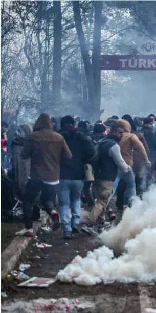  ?? FOTO: OZAN KOSE/ LEHTIKUVA/AFP ?? Grekisk gränspolis försöker hålla tillbaka migranter som försöker ta sig in i Grekland.