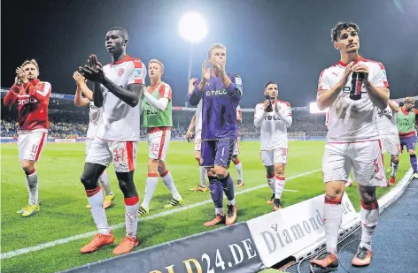  ?? FOTO: WOLFF ?? Dank an die Fans nach dem 1:2 im Hinspiel: die Fortunen (v. li.) Âdam Bodzek, Ihlas Bebou, Robin Bormuth, Michael Rensing, Arianit Ferati und Kaan Ayhan.