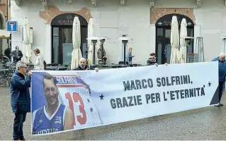  ??  ?? Lo striscione
I tifosi del Basket Brescia hanno accolto così, all’esterno del Duomo, il feretro di Marco Solfrini, che in città è nato e cresciuto giocando sino al 1982. Da atleta della Pinti Inox vinse l’argento olimpico a Mosca nel 1980 (LaPresse/...