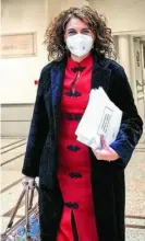  ??  ?? María Jesús Montero en el Senado, con vestido estilo oriental rojo y negro