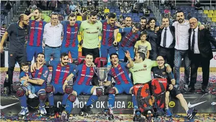  ?? FOTOS: PEP MORATA ?? La 28ª Liga, en manos del campeón. El Barça Lassa recibió el trofeo que le acredita como campeón