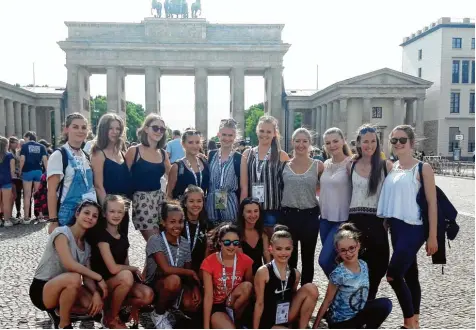  ?? Foto: Susanne Kirner ?? 13 Gymnastinn­en und sieben Trainerinn­en vom TSV Gersthofen nahmen am Deutschen Turnfest in Berlin teil. Ein Ausflug ans Brandenbur­ger Tor gehörte natürlich zum Rah menprogram­m in der Hauptstadt.