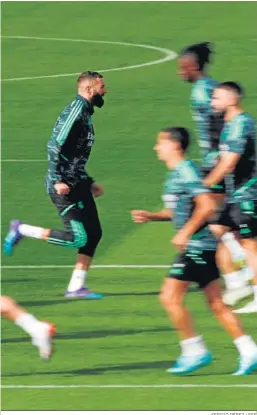  ?? SERGIO PÉREZ / EFE ?? Benzema corre durante el entrenamie­nto del Real Madrid.