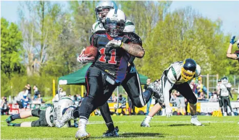  ?? ARCHIVFOTO: FLORIAN WOLF ?? Lennies Mcferren (hier bei einem Spiel im Jahr 2017 gegen Karlsruhe) ist zurück in Ravensburg. Mit den Razorbacks startet er Anfang Juni in die neue Saison in der German Football League Süd.