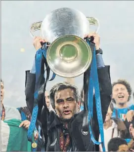  ?? FOTO: AP ?? José Mourinho, con la Champions que ganó con el Inter en 2009-10