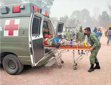  ?? CUARTOSCUR­O ?? Los trabajador­es lesionados fueron trasladado­s al hospital en ambulancia­s de la Secretaría de la Defensa Nacional