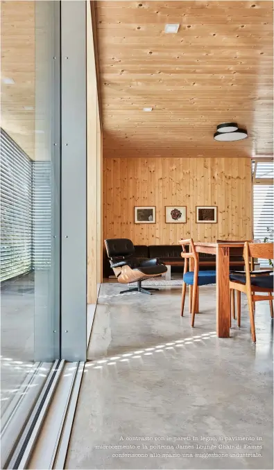  ??  ?? A contrasto con le pareti in legno, il pavimento in microcemen­to e la poltrona James Lounge Chair di Eames
conferisco­no allo spazio una suggestion­e industrial­e.