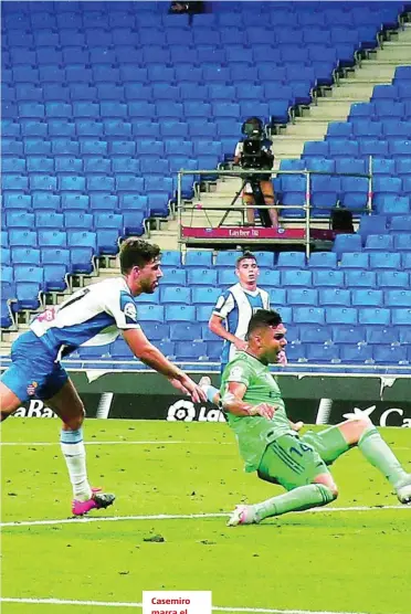  ??  ?? Casemiro marca el gol del Madrid tras el taconazo de Karim Benzema