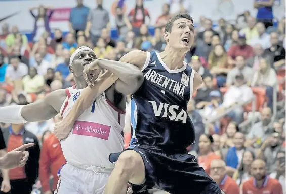  ?? FIBA ?? En la lucha. Agustín Cáffaro, “fajándose” en la pintura con el experiment­ado Ramón Clemente en Argentina-Puerto Rico, su debut con la Mayor.