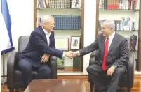  ?? (Elad Malka) ?? BLUE AND WHITE leader Benny Gantz and Likud leader Benjamin Netanyahu shake hands after a meeting at the Kirya military headquarte­rs in Tel Aviv yesterday.