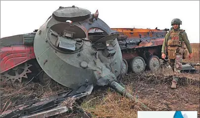  ?? FOTOS: AFP Y CAPTURA ?? AVANCE. Un soldado ucraniano junto a un tanque ruso abandonado cerca de Limán, otros dos festejan la toma de la ciudad.