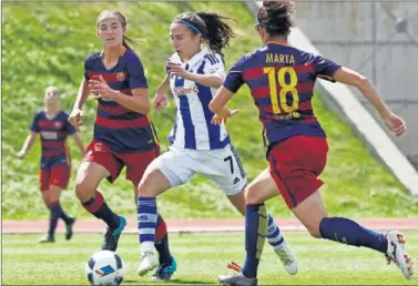  ??  ?? DESEQUILIB­RANTE. La delantera de la Real Sociedad, Nahikari, se abre paso entre Marta Torrejón y Patri.