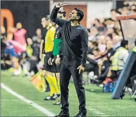  ?? FOTO: EFE ?? Le supo a poco el empate Míchel, dando instruccio­nes desde la banda de Vallecas