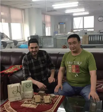  ??  ?? Li Jianwei (right) meets with a chef from Syria in his office in Tianjin