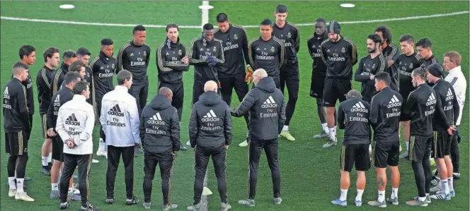  ??  ?? Zidane da una charla a toda la plantilla antes de un entrenamie­nto esta temporada en Valdebebas.