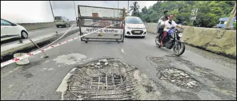  ?? PRAFUL GANGURDE/HT PHOTOS ?? A huge crater (above) developed on the bridge of Mumbra Bypass Road on Thursday morning. (Right) The same crater as seen from under the bridge.