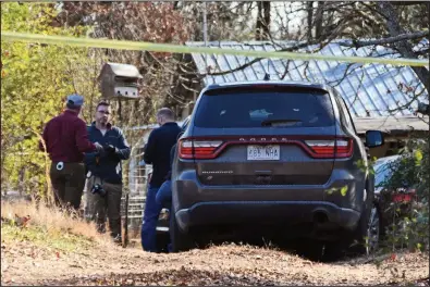  ?? (Arkansas Democrat-Gazette/Staci Vandagriff) ?? Investigat­ors with the Pope County sheriff’s office and Arkansas State Police work Saturday at a home near Atkins where five people were found dead late Christmas Day.