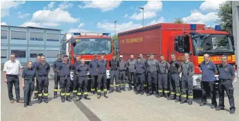  ?? FOTO: STADT BIBERACH ?? OB Norbert Zeidler und Kreisbrand­meisterin Charlotte Ziller (v. l.) verabschie­deten die Feuerwehrl­eute aus dem Kreis Biberach vor ihrer Abfahrt ins Hochwasser­gebiet im Landkreis Ahrweiler.