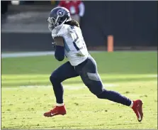  ?? PHELAN M. EBENHACK — THE ASSOCIATED PRESS ?? Tennessee Titans running back Derrick Henry (22) rushes for yardage during the second half of Sunday’s game against the Jacksonvil­le Jaguars in Jacksonvil­le, Fla.