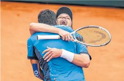  ?? ?? ASOCIACIÓN ARGENTINA DE TENIS
ABRAZAZO. Horacio Zeballos y Máximo González se emocionan en el court del Buenos Aires Lawn Tennis Club.