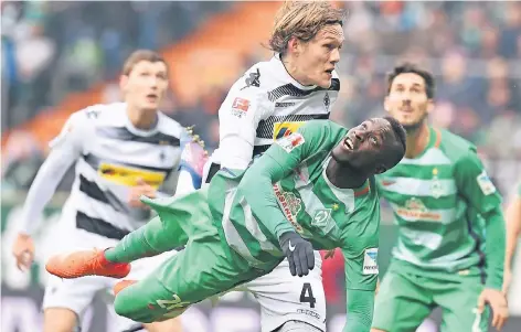  ?? FOTO: DPA ?? Standhaft: Gladbachs Verteidige­r Jannik Vestergaar­d setzt sich gegen Bremens Lamine Sane durch.