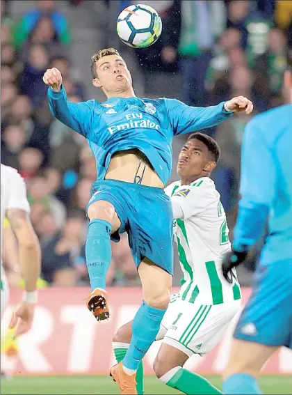 ??  ?? Cristiano Ronaldo anotó el cuarto gol del Real Madrid contra el conjunto de Betis; el jugador luso acumula 264 partidos con al menos un tanto e igualó la marca de Raúl ■ Foto Afp