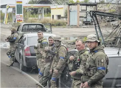  ?? GLEB GARANICH / REUTERS ?? Soldados ucranianos en una carretera en la zona de Járkov.