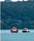  ?? Foto: Friebe, dpa ?? Boote mit Einsatzkrä­ften waren gestern auf dem See unterwegs.