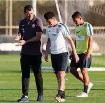  ?? JF DIORIO/ESTADÃO ?? Chance. Carille conversa com Marquinhos Gabriel no treino