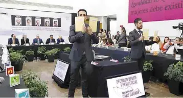  ??  ?? Determinan. El sorteo fue realizado en presencia de los representa­ntes de los candidatos a la Presidenci­a de México.