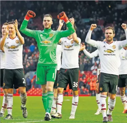  ??  ?? TRIUNFAL. De Gea hizo un gran partido y el United se llevó tres importante­s puntos de Anfield gracias a un gol de Rooney