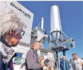  ?? FOTO: NORBERT PRÜMEN ?? Die Ökotour der Enni liefert Einblicke hinter die Kulissen der Energiewen­de: Timo Artus erklärte interessie­rten Bürgern, wie im Biomasse-Blockheizw­erk Strom und Wärme erzeugt werden.