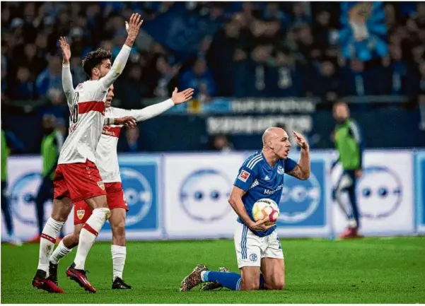  ?? Foto: Fabian Strauch/dpa ?? Unverständ­nis auf beiden Seiten: Schalkes Michael Frey hält den Ball nach einem Foul, die Stuttgarte­r gestikulie­ren..