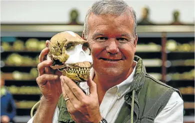  ?? Picture: Moeletsi Mabe ?? Professor Lee Berger of Wits University’s Evolutiona­ry Studies Institute with a skull of ‘Homo naledi’.