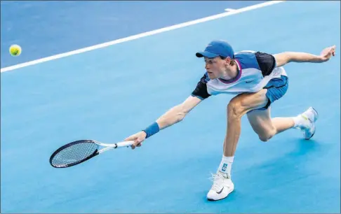  ?? ?? El italiano Jannik Sinner, en acción el domingo durante la final del Másters 1,000 de Miami, en la que derrotó al búlgaro Grigor Dimitrov en dos sets. Sinner ya es el dos del mundo